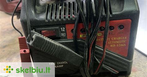 Akumuliatoriaus polių valymas ir paruošimas prijungimui