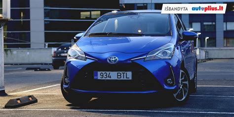 Toyota automobilio nuotrauka su akcijos ženklu