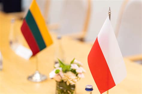 Lietuvos ir Lenkijos vėliavos su kelių eismo simboliais
