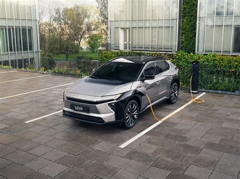 Toyota elektrinio automobilio krovimas