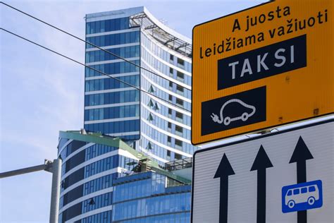 Ženklas A+ eismo juostai su elektromobilio simboliu
