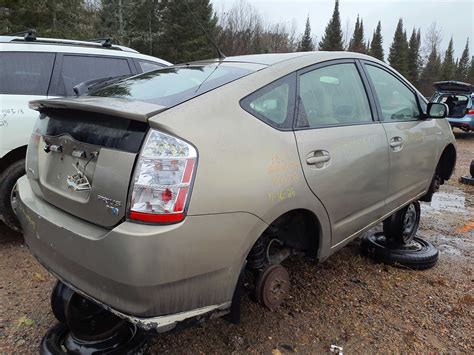Nuotrauka, vaizduojanti Toyota Prius 2008 m. modelio interjerą su daug daiktadėžių
