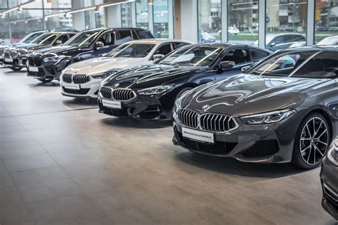 automobilių salonas su naujais ir naudotais automobiliais