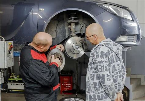 mechanikas tikrina automobilio dugną