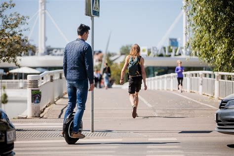 Schema su pavaizduotomis leistinomis ir nelegitinėmis važiavimo vietomis elektrinėms mikrojudumo priemonėms