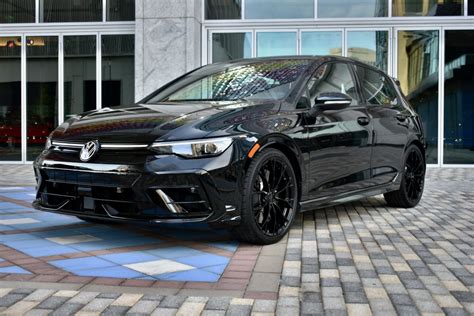 Istorinė nuotrauka, vaizduojanti skirtingas Volkswagen Golf kartas