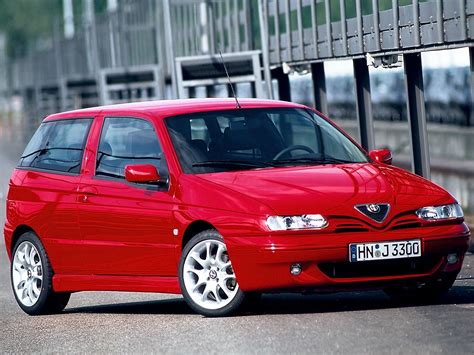 Alfa Romeo 145 automobilio priekis