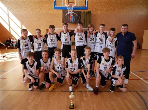 Didžiulis ekranas sporto bare su transliuojamomis krepšinio varžybomis