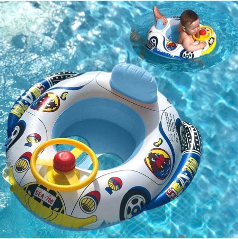 vaikas su plaukimo ratu su vairu