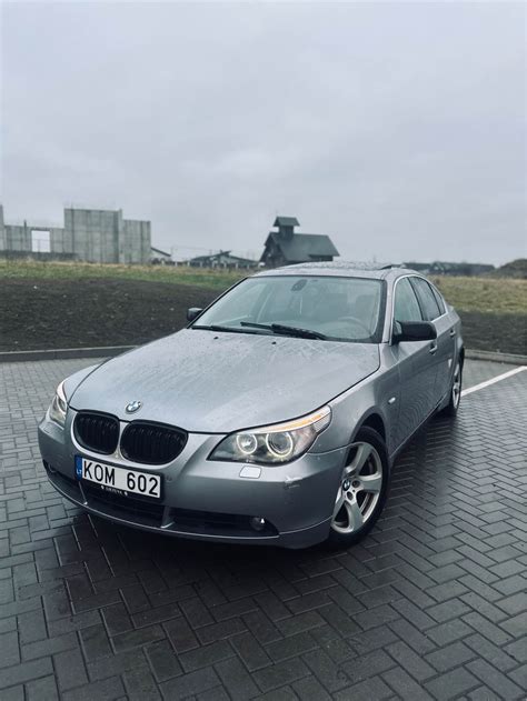 BMW E60 automobilis su skirtingais ratlankiais
