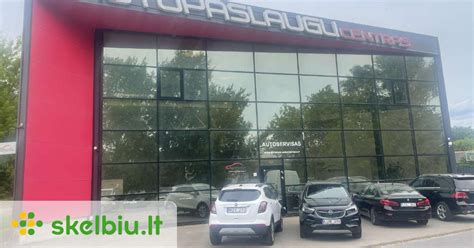 Serviso meistrai dirbantys su automobiliu