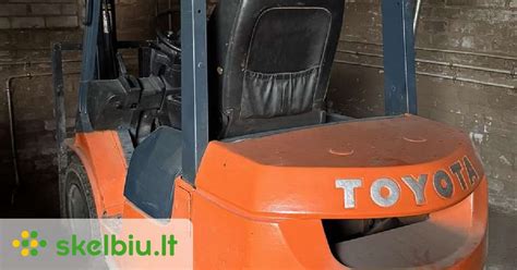 Toyota 3 ratų krautuvas manevruoja ankštoje erdvėje