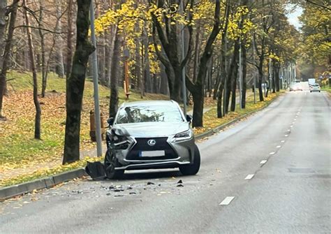 Automobilis su naujais ratlankiais Alytaus gatvėje
