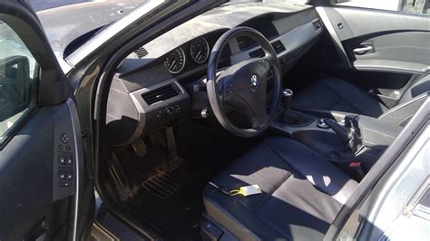 BMW E60 interjeras su baltu salonu