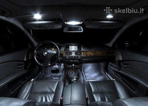 Detalė balto odinio salono BMW E60