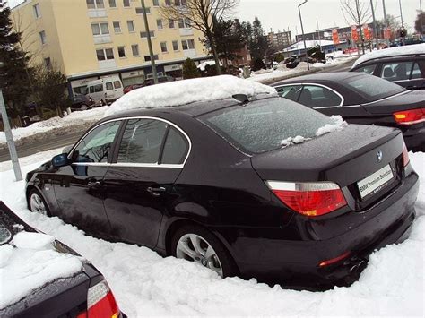Įvairūs automobiliai su galiniais varomais ratais