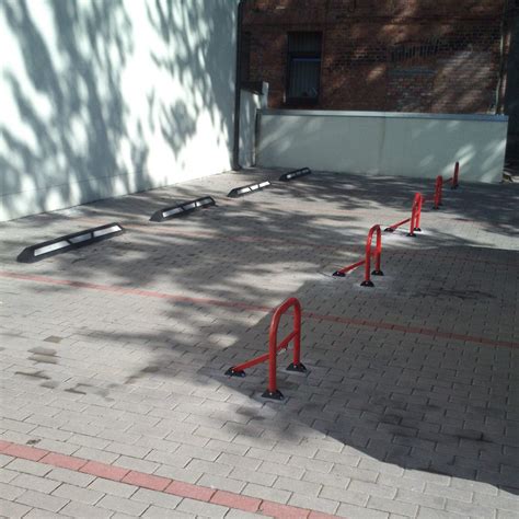 Žaliuojančios automobilių stovėjimo vietos su grotelėmis