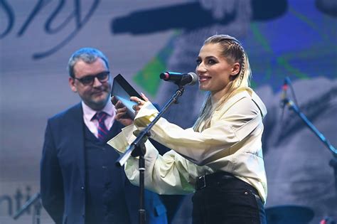 Vaizdas, iliustruojantis garsiai grojančios muzikos poveikį vairuotojo dėmesiui