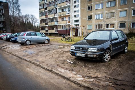 Automobiliai pastatyti neleistinoje vietoje