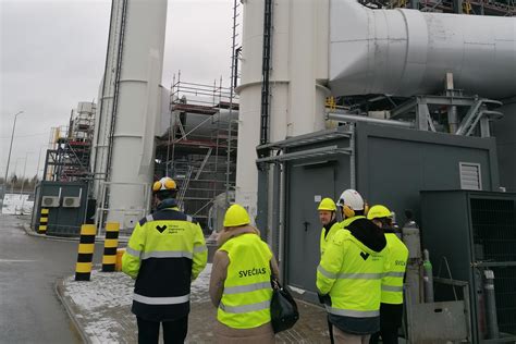 Metrologijos inspekcijos darbuotojai tikrina degalinės kolonėlę