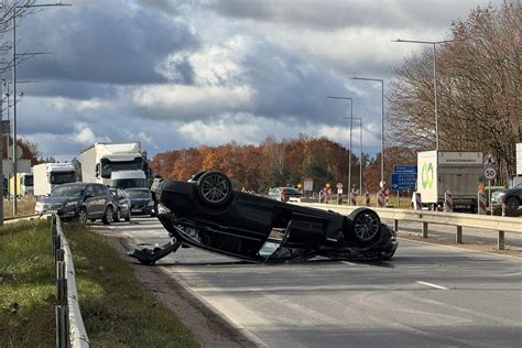 BMW automobilis, pakibęs ant atitvaro po avarijos