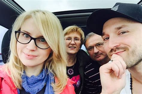 šeima keliauja automobiliu