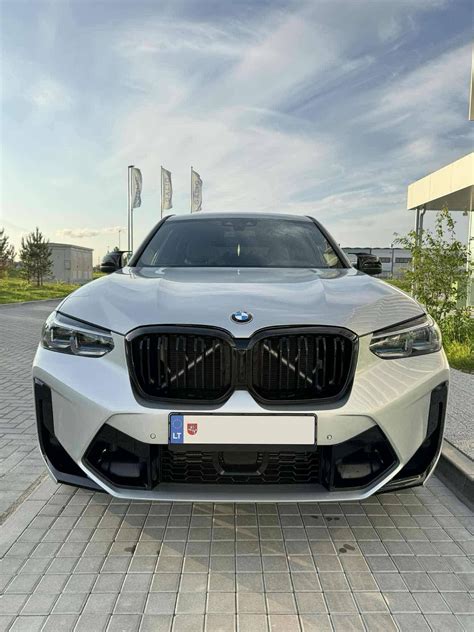 BMW automobilis su įjungtais avariniais žibintais