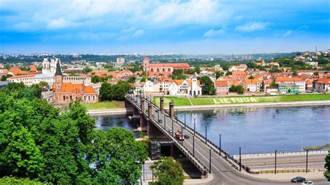 Kaunas miesto panorama su automobiliais