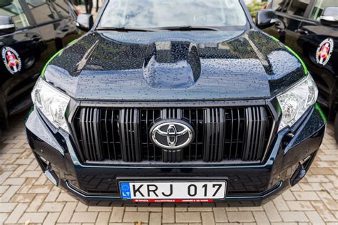 Pasieniečiai su naujais Toyota Land Cruiser automobiliais