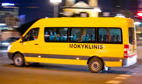 Mokyklinis autobusas su įspėjamaisiais signalais