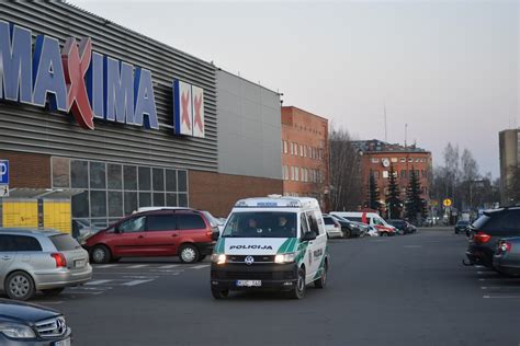 Žmonių ir automobilių srautai prekybos centruose per šventes