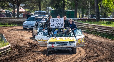 Dalyviai autokroso trasoje