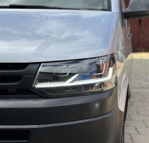 VW T5 su modernizuotomis LED grotelėmis