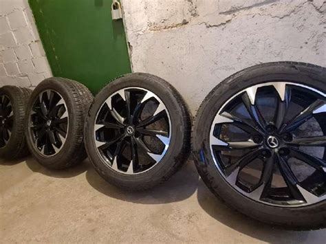 Juodi Seat ratlankiai su automobiliu