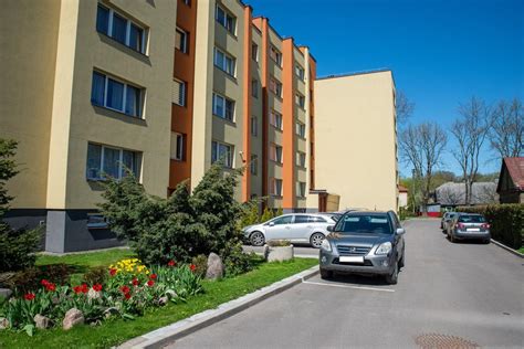 Žiemos metu apledėjęs daugiabučio kiemas