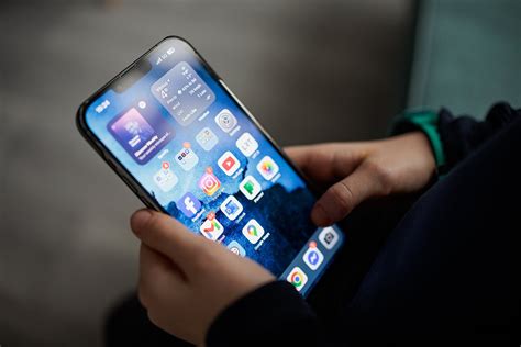 Iliustracija su mobiliuoju telefonu ir programėlėmis