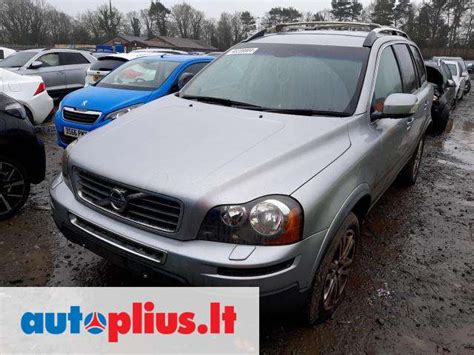 Volvo serviso meistras atlieka diagnostiką