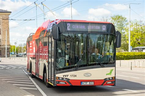 Nuotrauka su Vilniaus viešojo transporto troleibusu ir autobusu