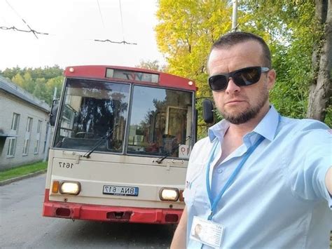 Nuotrauka su vyresnio amžiaus troleibuso vairuotoju