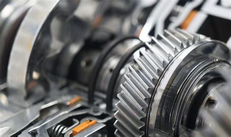 Iliustracija, vaizduojanti skirtingus automobilių transmisijų tipus