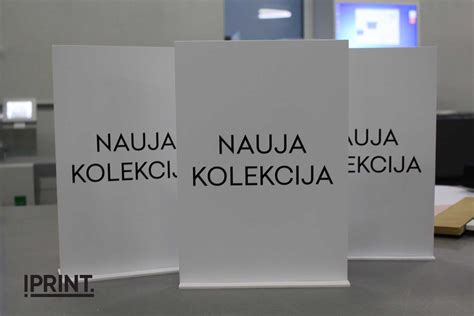 Schematinis automobilio dalių išdėstymas su galimomis informacinių lentelių vietomis