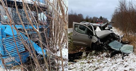 Vairuotojas su mikroautobusu pristato siuntą