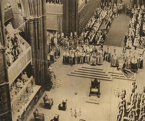 Jungtinės Karalystės muitinės pareigūnai tikrina siuntinį