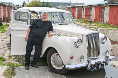 Saulius Kaušas su savo automobilių kolekcija