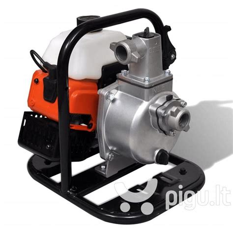 Benzininis vandens siurblys darbe