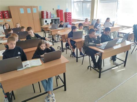 Vairavimo mokyklos klasė su kompiuteriais