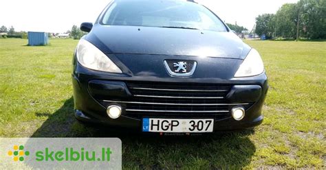 Peugeot 307 automobilis su sumontuotais šiuolaikiniais berėmiais valytuvais