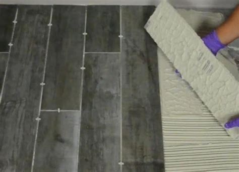 Skystų klijų užtepimo ant plytelės metodai