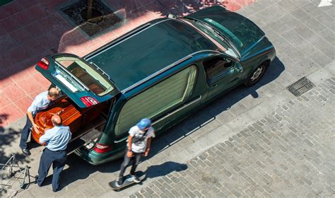 Nuotrauka, vaizduojanti įtampos keitiklio prijungimą automobilyje