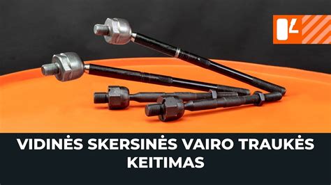 Mekhanikas keičia automobilio vairo traukę
